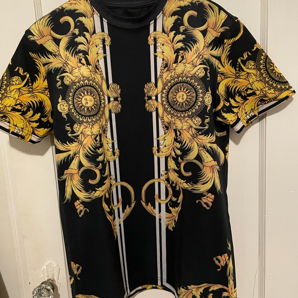 Mens tee shirt , can dress up or casual
